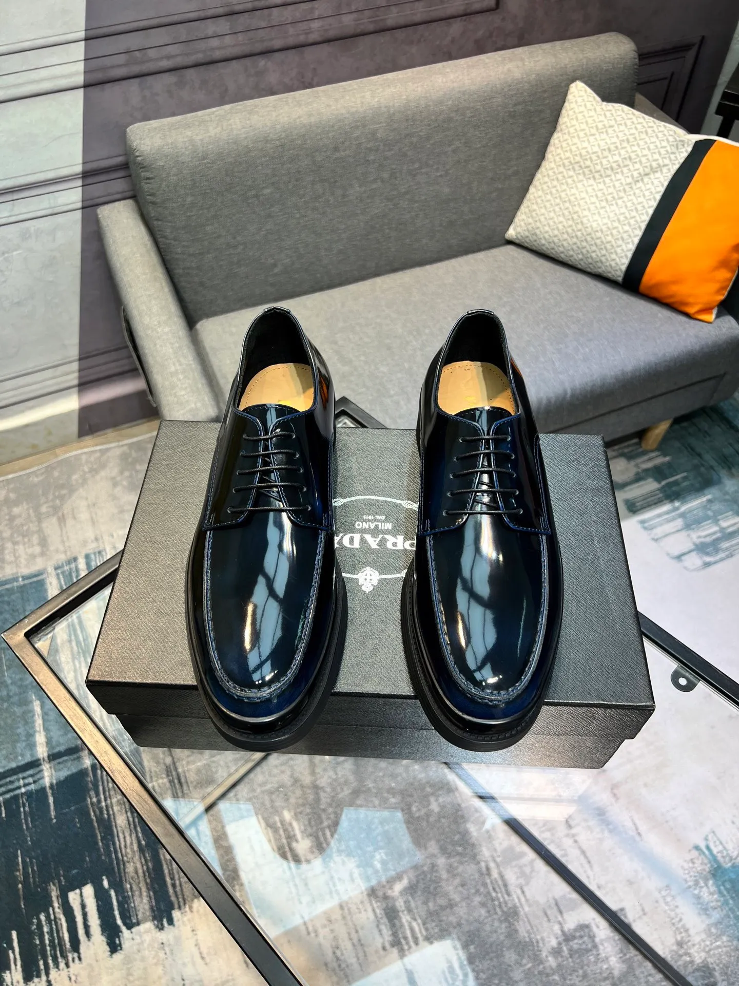 Men's clothing and shoes 💰860 Prada/Prada's new glossy leather loafers are made of open-edge beaded uppers imported from Italy, slip-on loafers style, large piece splicing design, durable and non-deforming, heavy-duty construction, exquisite mark stitching, same material ribbon decoration, blending classic and modern styles, lining with dyed calfskin, standard PRADA logo cowhide feet, original ultra-light matte texture and embossed leather outsole, light and not tired, excellent shock absorption effect, full foot comfort! Size: 39-44 (customized at 38.45)